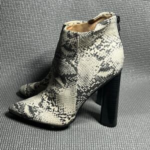 Qupid Chelsea Booties Womens Size 9 Gray Snakeskin Faux Leather‎ Pointed Toe